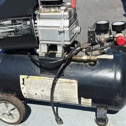 Husky 8-Gallon portable air compressor - 125 PSI