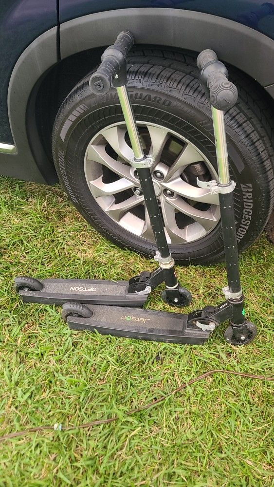 2 Scooters With Lights, Kids 5 To 12, 20 Each