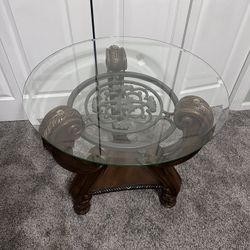 Traditional style round beveled glass top end table. 26” wide, 26.5” tall