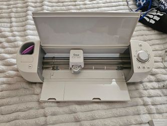Cricut explore one cutting machine w/ vinyl sheets
