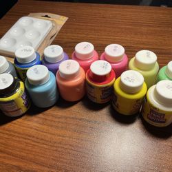 13 Washable paints by Crayola + 6 paint pallet included