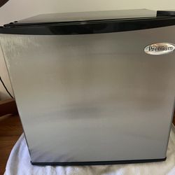 SALE 🚩 Hurry  🚩 $75 Cash 🚩 Selling Frigidaire 3.2 cu-ft Compact Platinum Design Refrigerator!! 