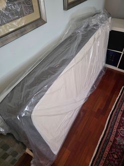 10" Twin Mattress with menory topper - Kevin Charles by Sealy in like new condition. Size 38x75x10.