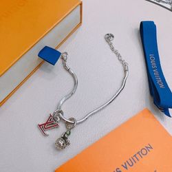 Both men and women can wear it. It’s the same style for couples.