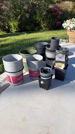 Plastic plant pots