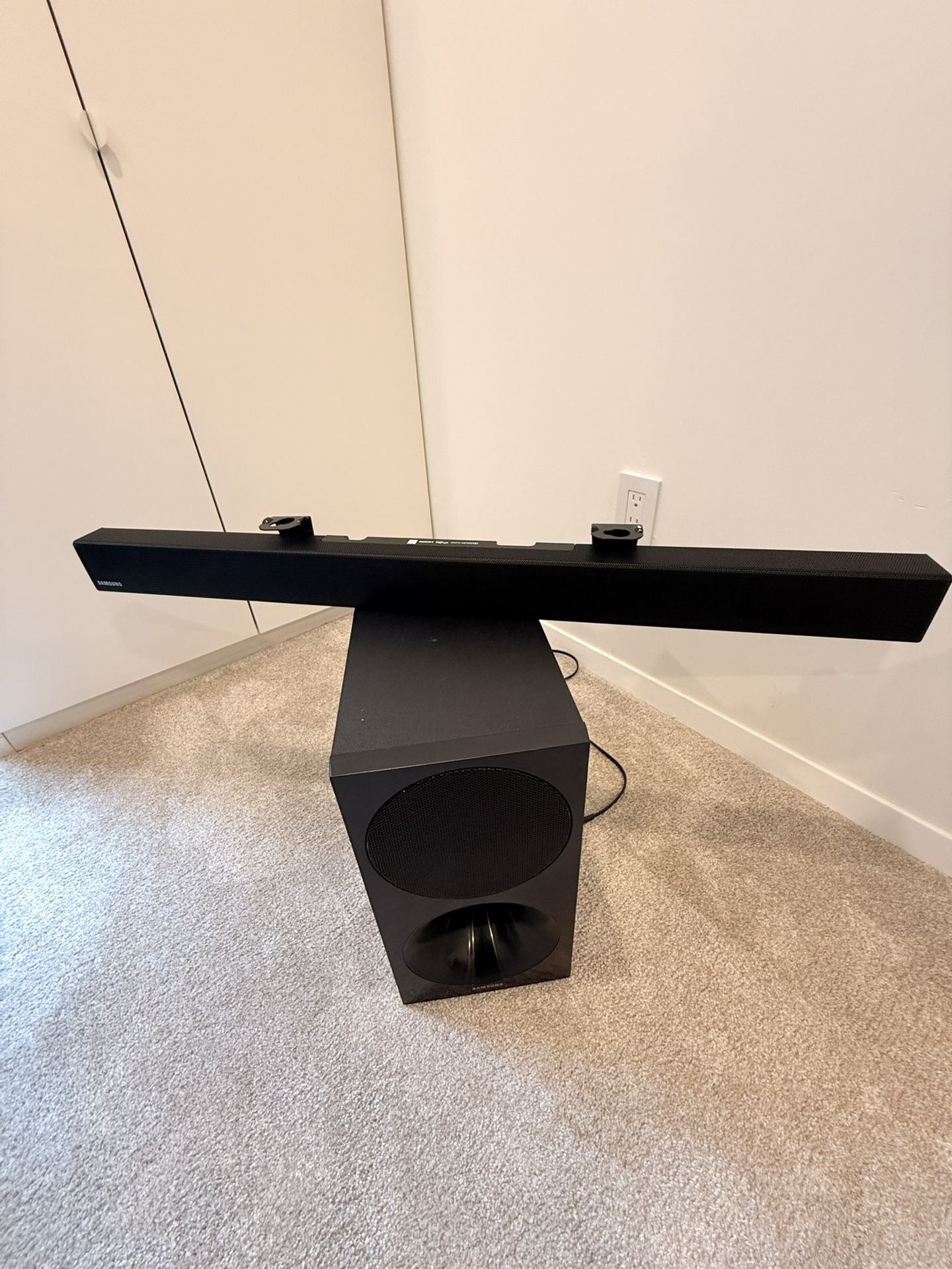 Samsung Soundbar with Subwoofer. HDMI ARC Bluetooth - Wall Mountable