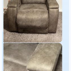 Electric Recliner With Cup Holders