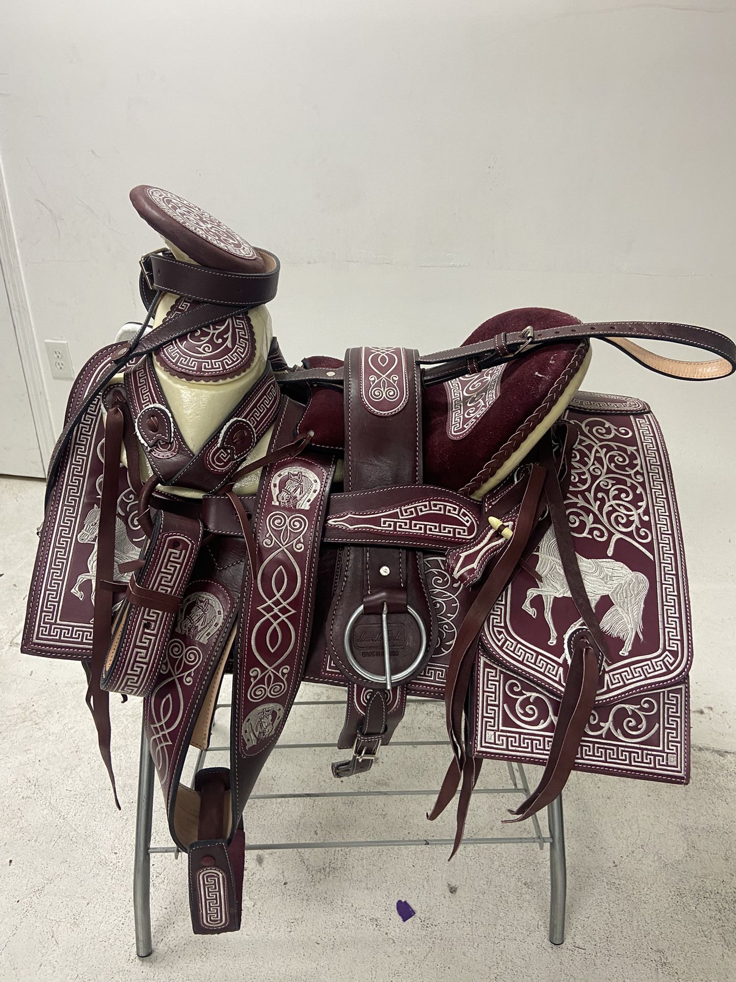 Nueva Montura Charra Super Bordada Con Cantinas Cuadradas