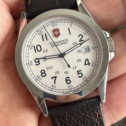 Victorinox Swiss Army Watch Like New 40mm Sapphire Crystal 