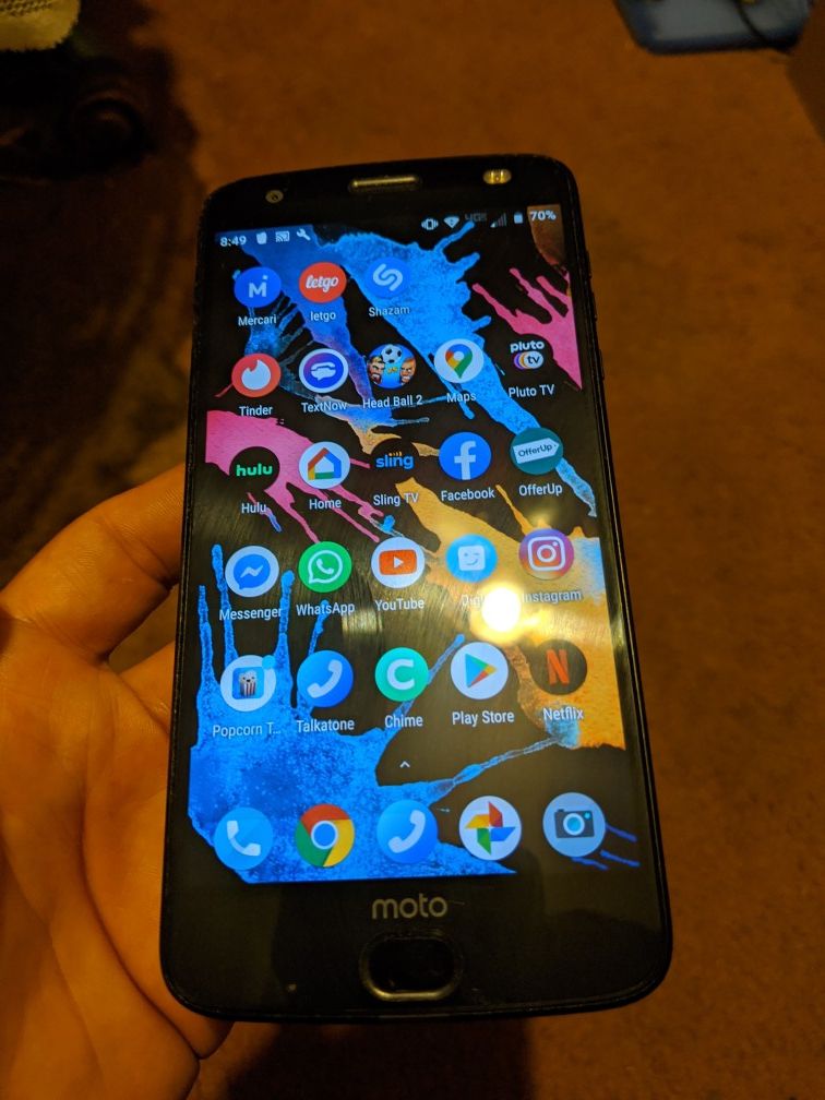 Motorola Z2 force XT1789 unlocked beautiful phone newest model with 94 gb of space includes charger