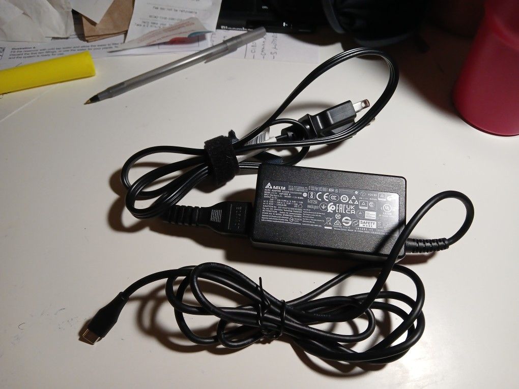 USB C charger New for laptops and tablet.
Only 10 dollars.
And I gift a great desk lamp.
Incredible deal.