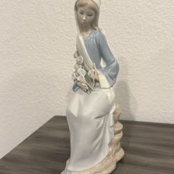 Lladro Sitting Girl Figurine