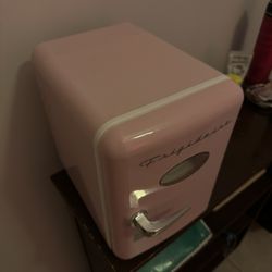 frigidaire mini fridge 