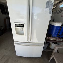 Used White Fridge With Ice/water Machine
