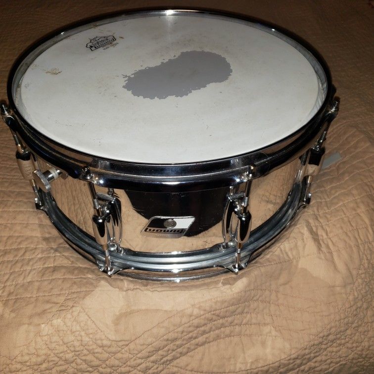 Ludwig Standard 14" Snare. Black /white Label