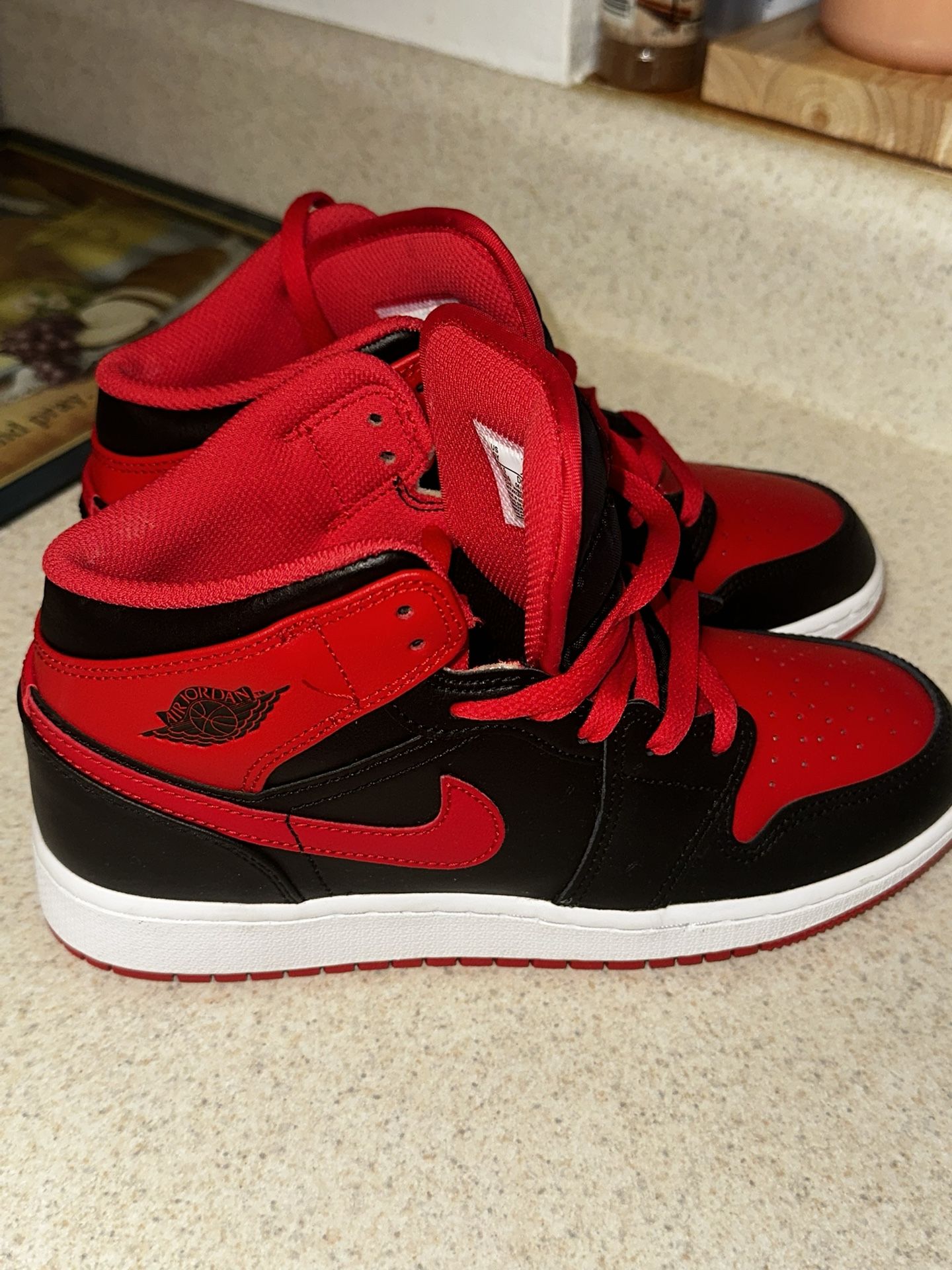 Jordan 1 Mid Alternate Breed
