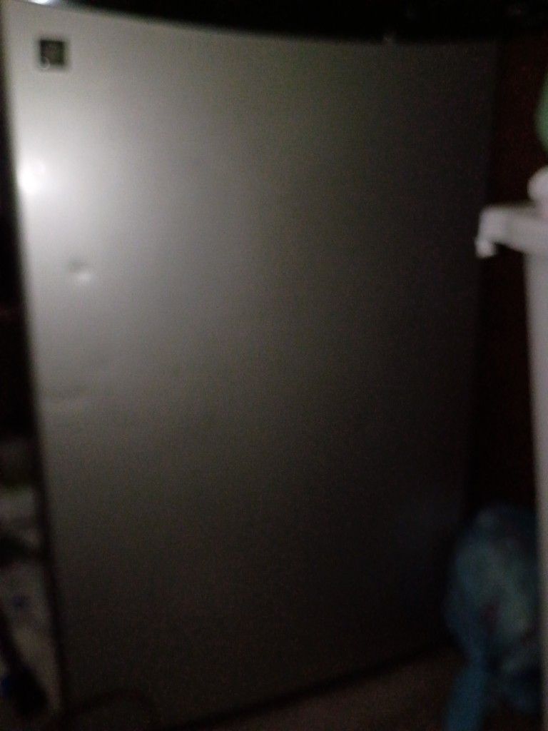 GE Mini fridge 