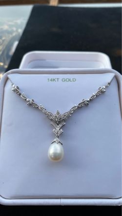 14k solid white gold with diamonds peal necklace