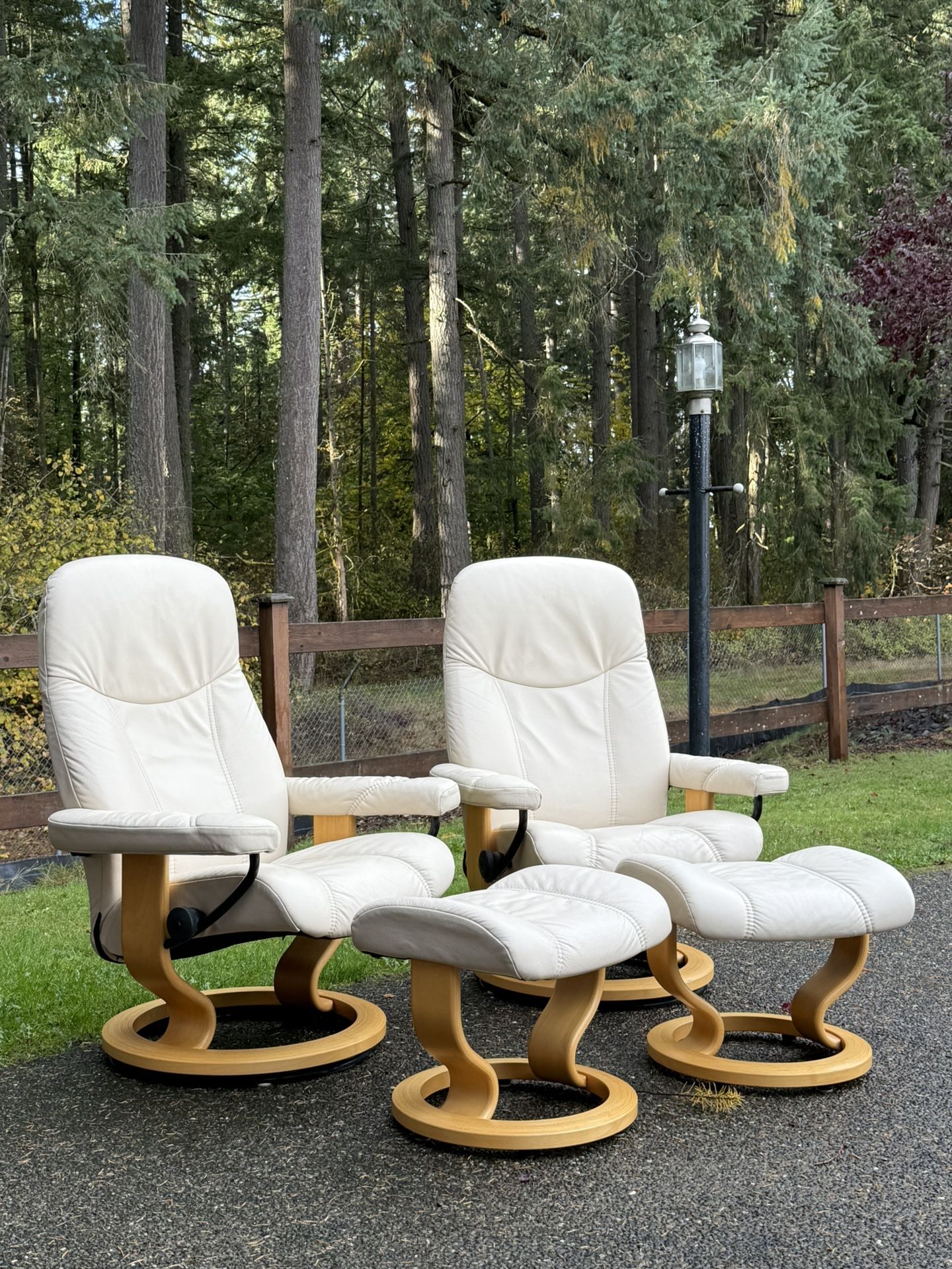 Ekornes Stressless  Chair And Ottoman Set Of 2