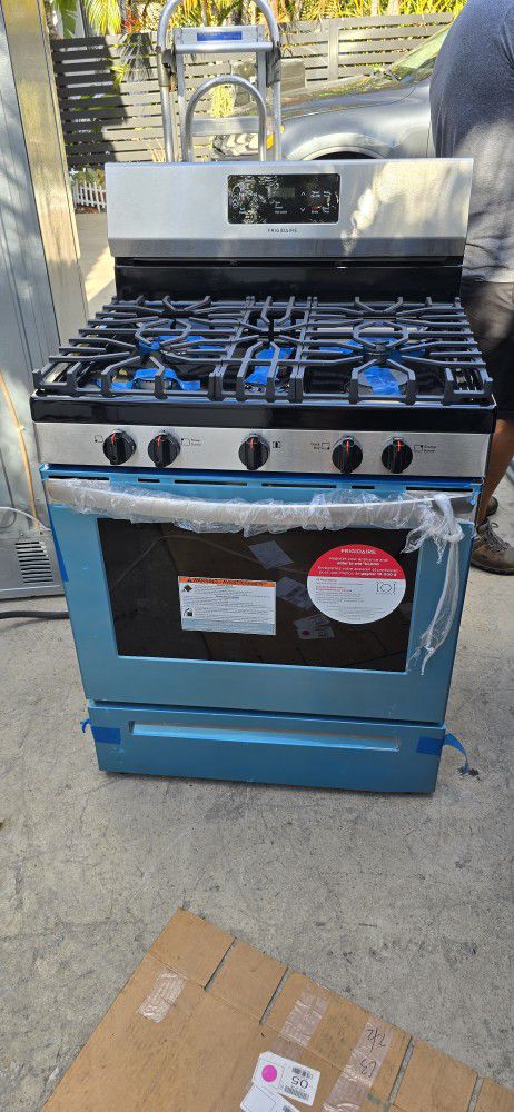 NEW GAS RANGE STAINLESS STEEL WITH 5 BURNERS 
