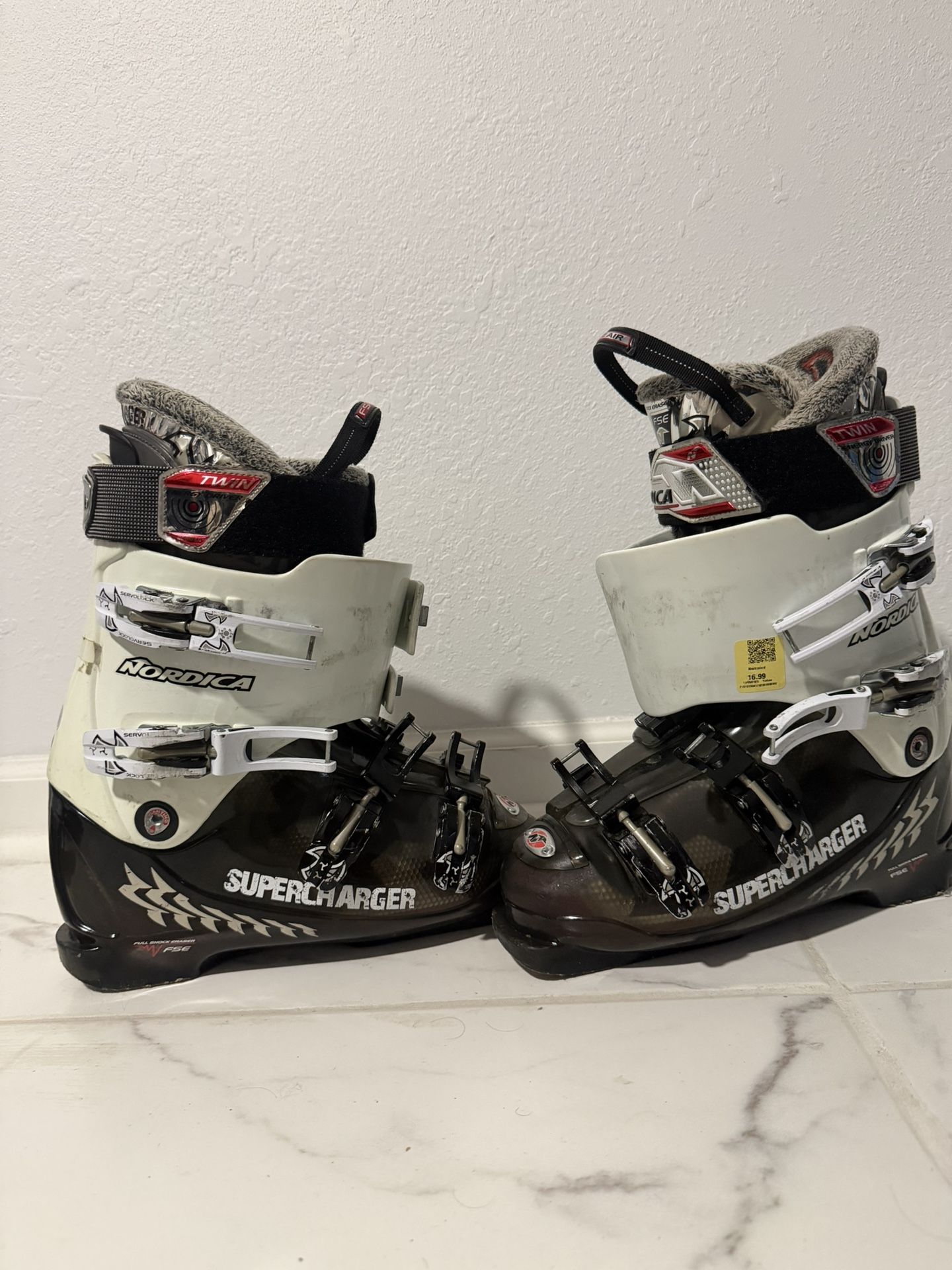 Nordica Supercharger Ignition ski 12.5 ski boots.