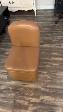 Nail tech chair