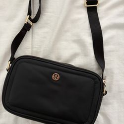 Lululemon Everywhere 2L Crossbody Bag 