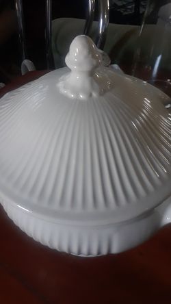 10" TALL x 12" WIDE STONEWARE SOUP TUREEN IN GREAT CONDITION