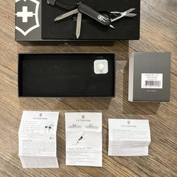 Victorinox SIGNATURE LITE ONYX BLACK (black metal) COLLECTION.  Knife, Scissors, LED, Pen +. 8 functions/9 features.