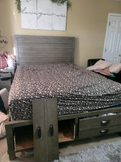 Queen bed with drawers