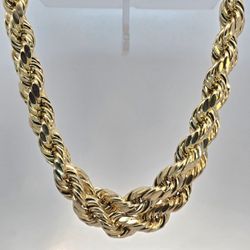 Bold & Timeless – 10KT Gold 9mm Rope Chain (24”)
