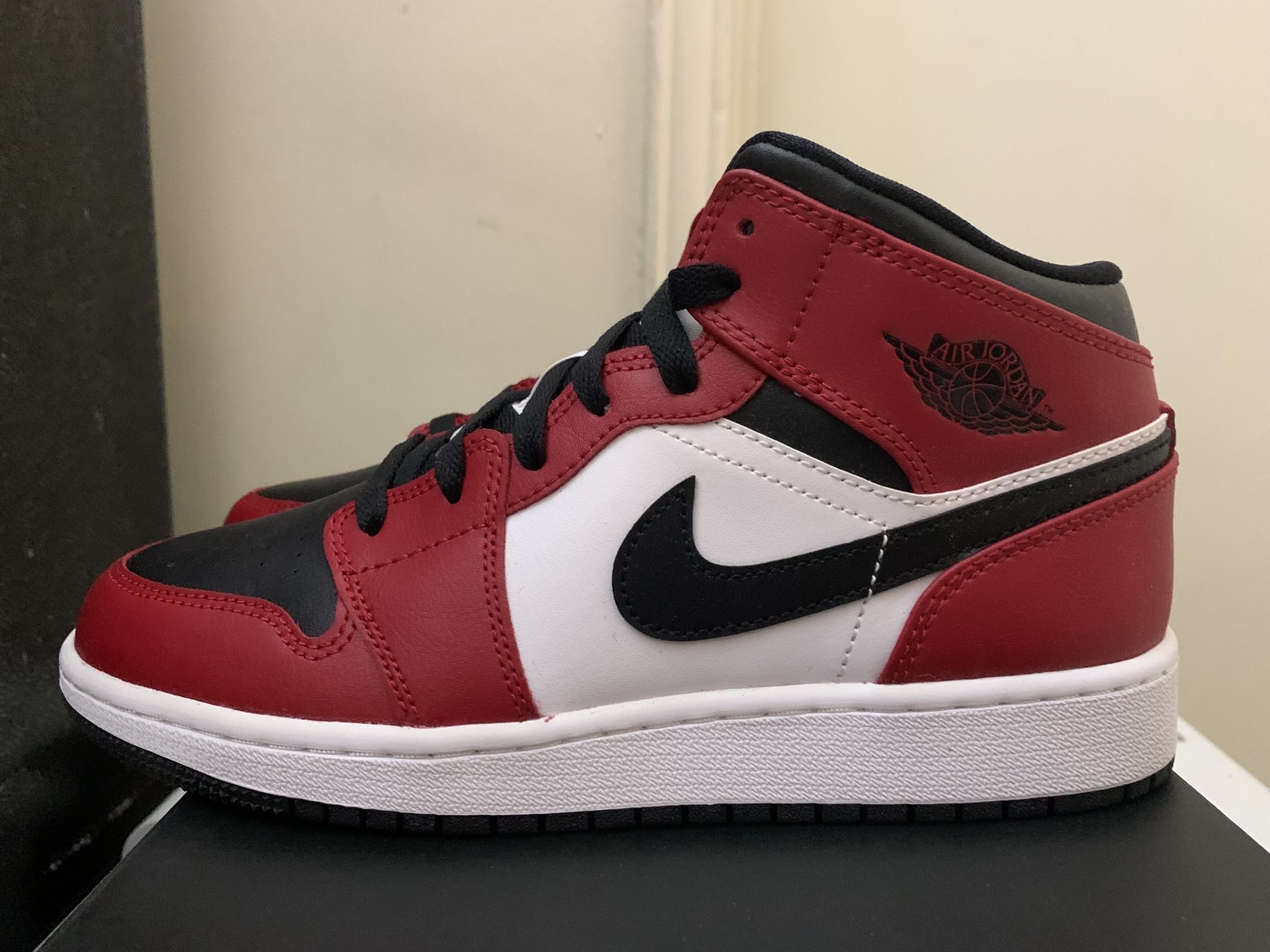 Nike KIDS Air Jordan mid Chicago black toe size GS