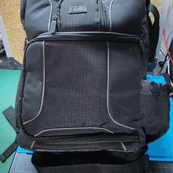 USAGear DSLR Backpack With 15.6 Laptop Compartment