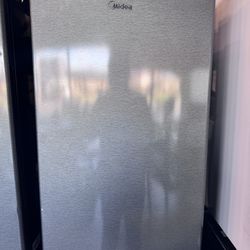 Midea Mini Fridge 