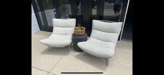 Outdoor Lounge / Womb Chairs