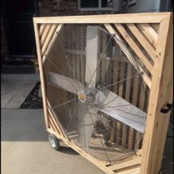 Comercial fan in excelente condición con base de cedro