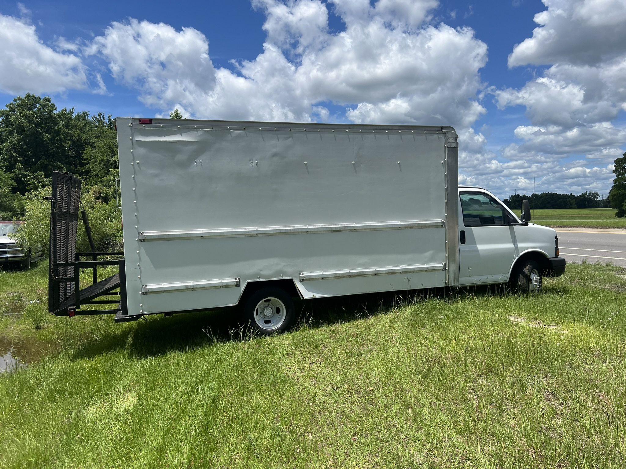 2007 GMC Savana Cutaway w/ Gate Ramp