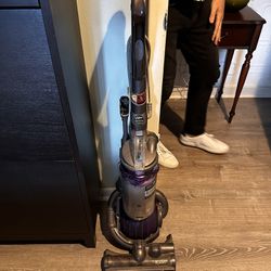 Dyson Vacuum Cleaner. - Flash Sell