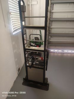 Stair climbing hand truck dolly