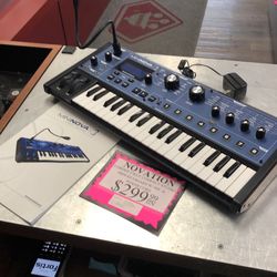 1003 Novation Mini Nova Synthesizer Corded 37key Compact Studio Midi Keyboard W/ Mic & Power Cord 011388