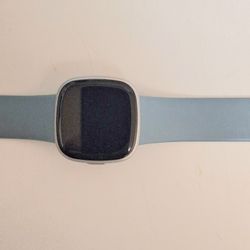 FitBit Versa 4 w/ extra band