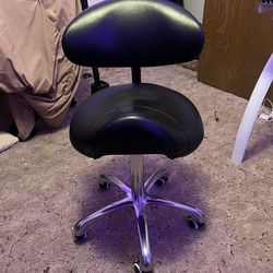 Ergonomic saddle seat
