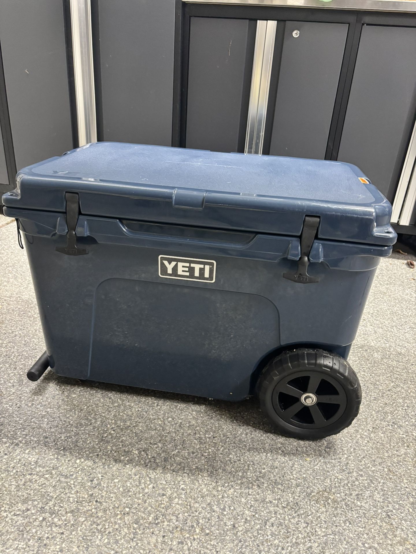 Yeti Tundra Haul Wheeled Cooler - NAVY