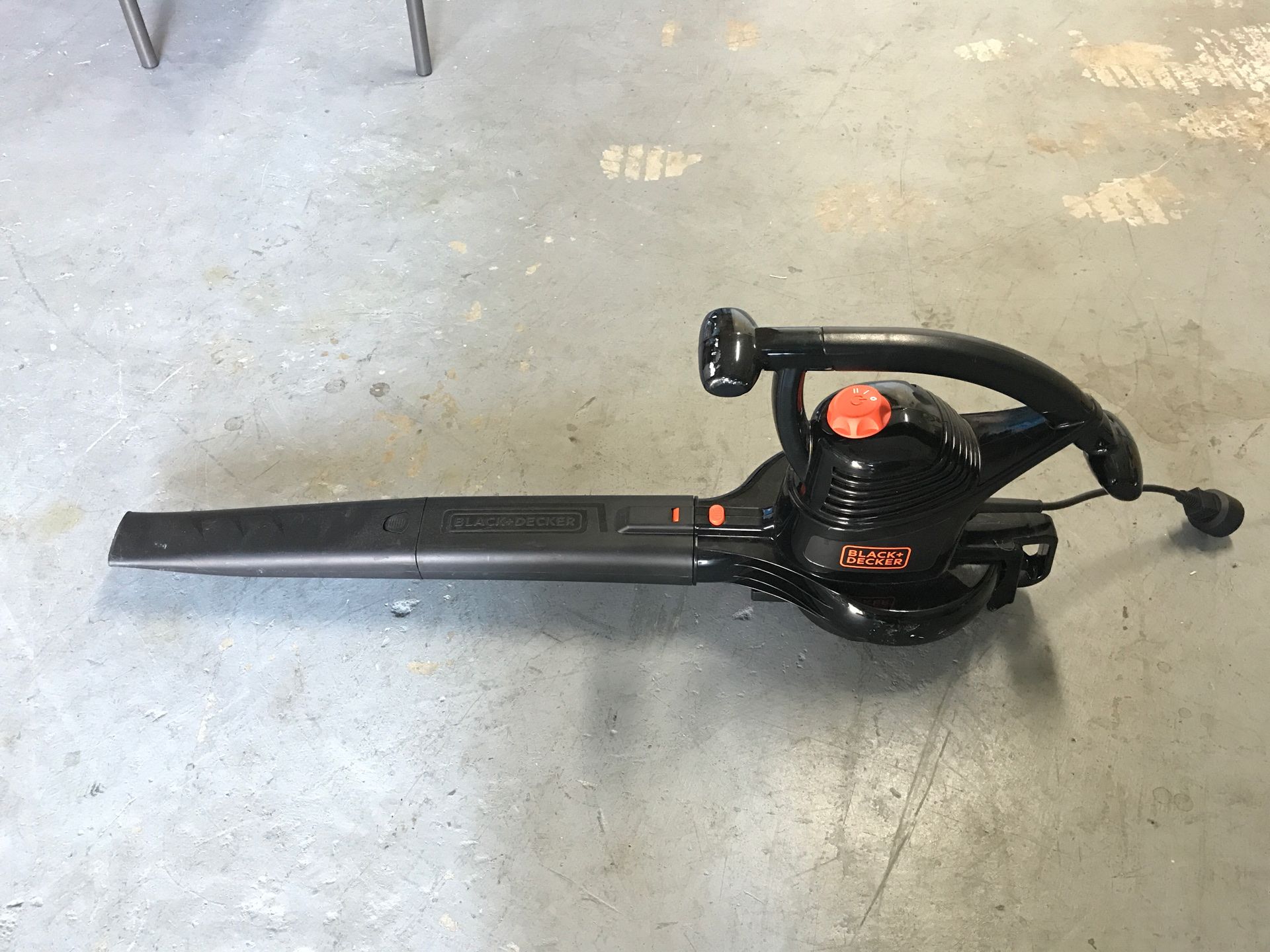 Black & Decker BV3100 12Amp blower/mulcher is a leaf blower for Sale