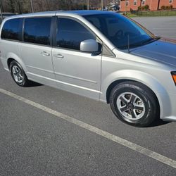 2011 Dodge Caravan (Low miles)