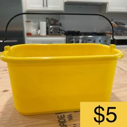 Rubbermaid Yellow Cleaning Bucket with Handle 10-Quart (SELLING FOR $5)
