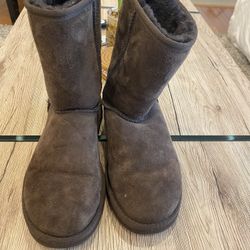 Brown Woman’s Uggs size 8