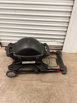 Weber Q 1200 W/ Stand and cover