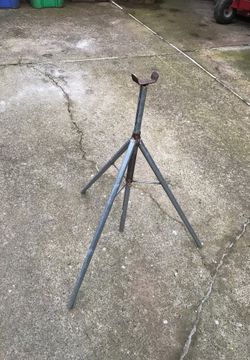 Adjustable height pipe stand