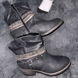 Women’s Black Boots Size 8.5